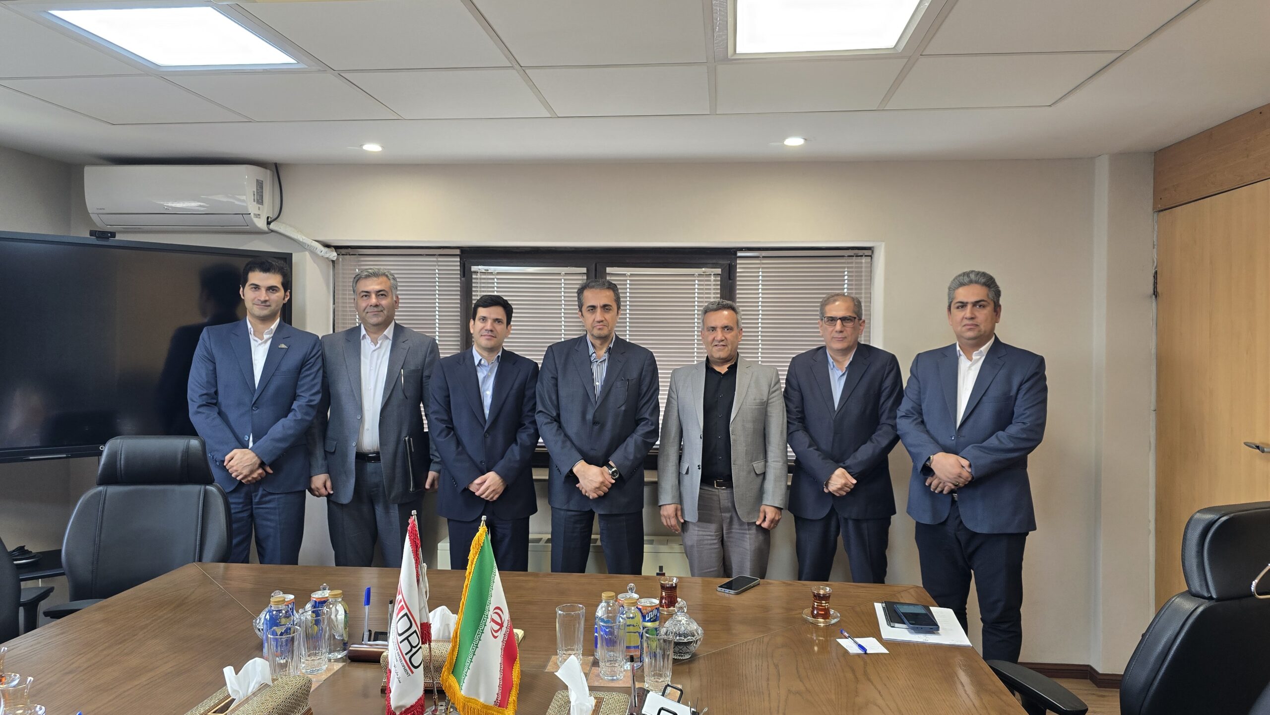 تاکید رئیس هیات عامل ایمیدرو بر توسعه انرژی‌های تجدیدپذیر